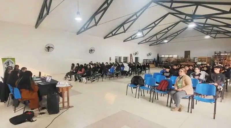 Clorinda: jornada para la prevención del
suicidio adolescente en el ámbito educativo