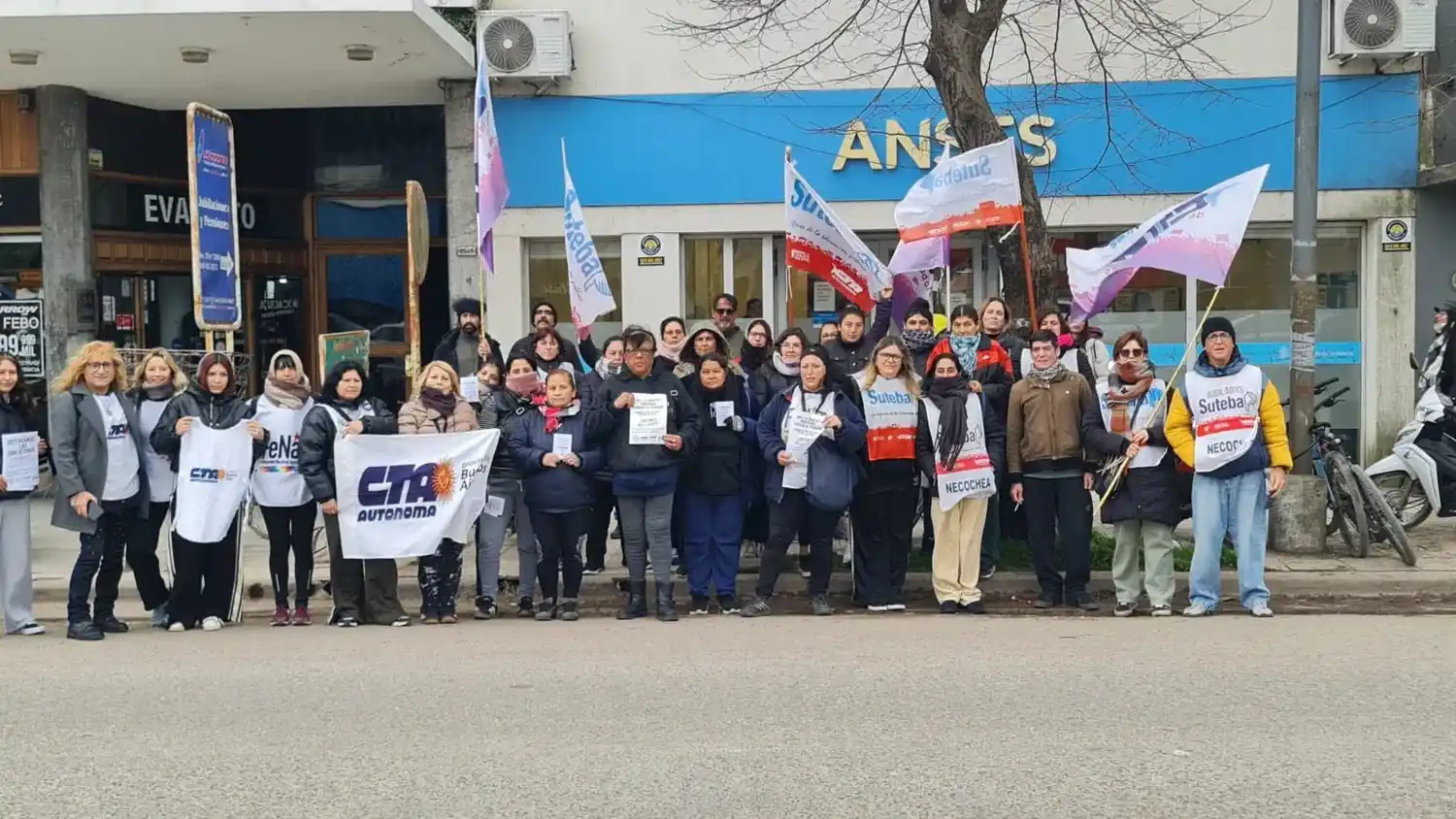 En defensa. Del trabajo y las jubilaciones,   se manifestaron organizaciones sindicales y sociales