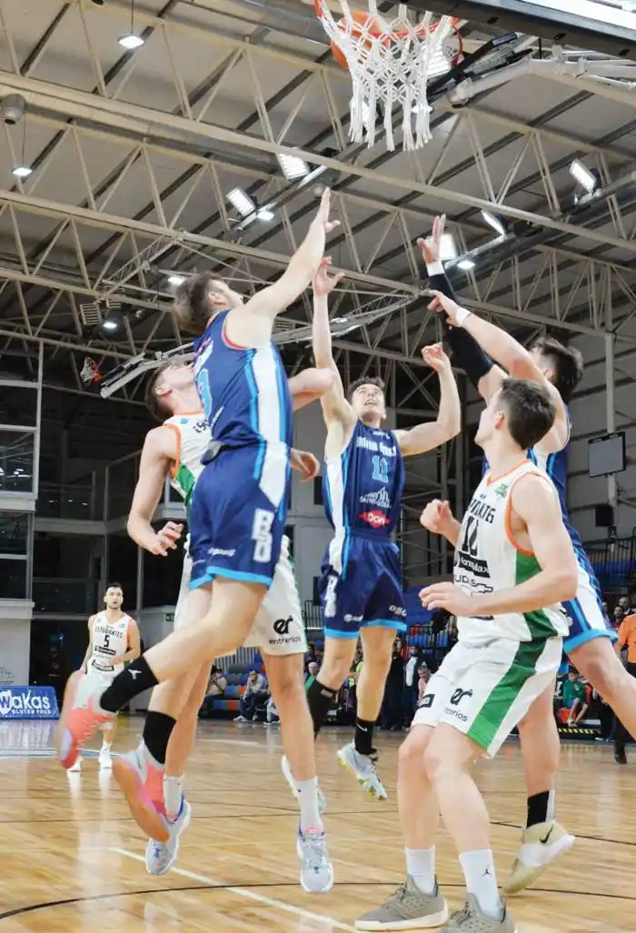 Estudiantes regresa a casa con el primer triunfo en el bolsillo