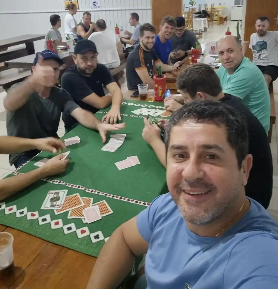 Con mis amigos de los jueves, después del fútbol.-