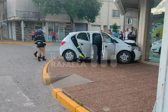 Fuertísimo accidente terminó con un auto incrustado en un comercio y una mujer con quebradura de pierna
