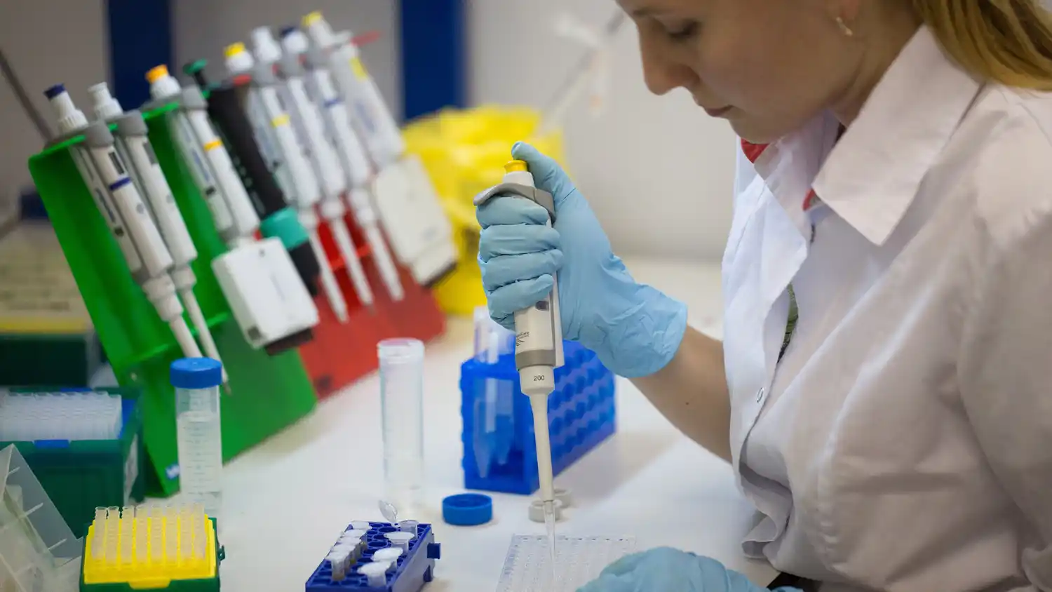 ¿Quiénes tendrán prioridad para recibir la vacuna contra el coronavirus?