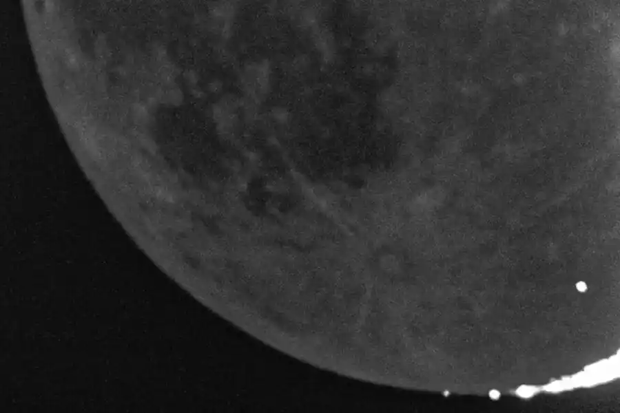 Captaron el momento en el que un meteorito impacta la Luna: ¿pueden llegar sus restos a la Tierra?