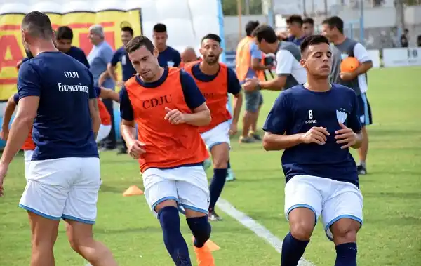 Osella prueba variantes y espera jugadores para el choque con Agropecuario