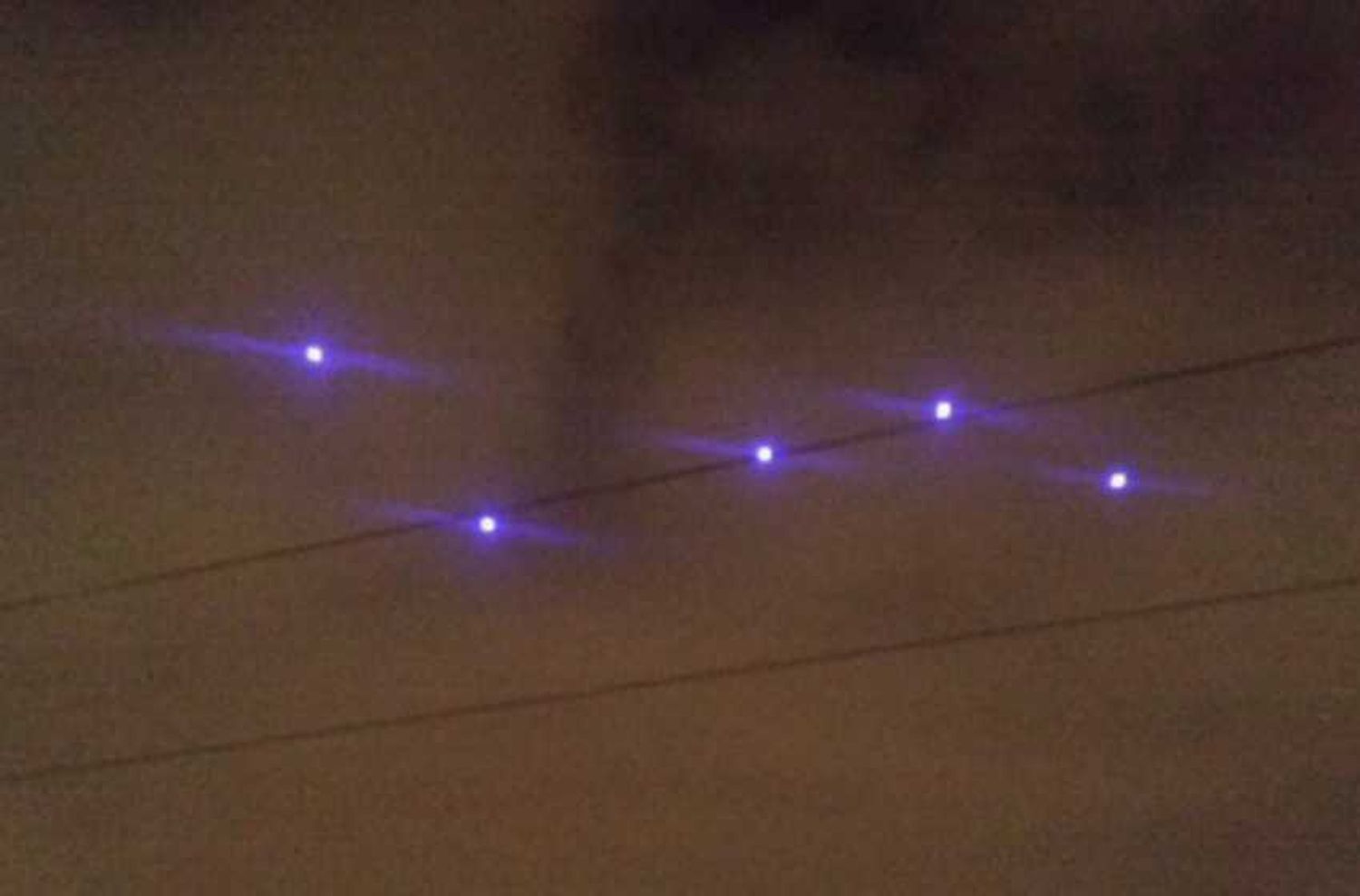 Ahora no es el ruido, son las luces: vecinos reportaron que aparecieron figuras extrañas en el cielo