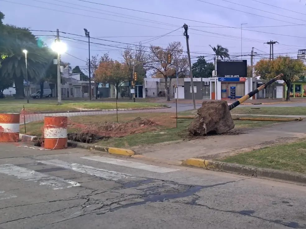 Medida preventiva: Extrajeron un semáforo inestable en Av. Suipacha y Falucho