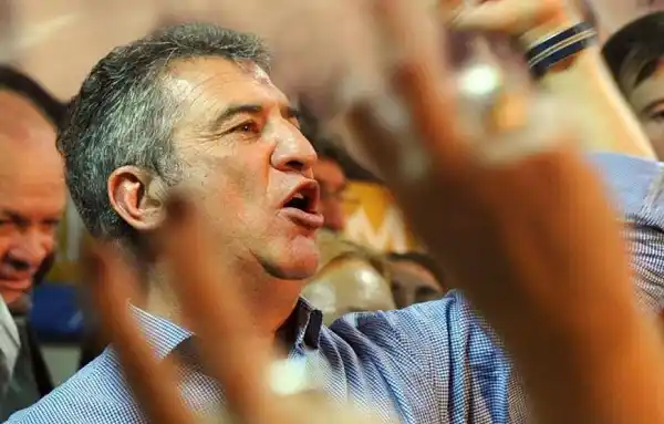 En su cuenta de Facebook, Urribarri respaldó la marcha de Moyano