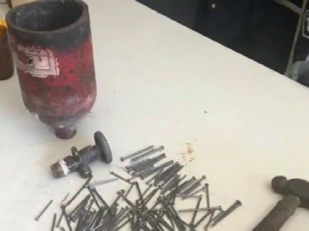  Un docente de física fabricó una bomba, le explotó y murió