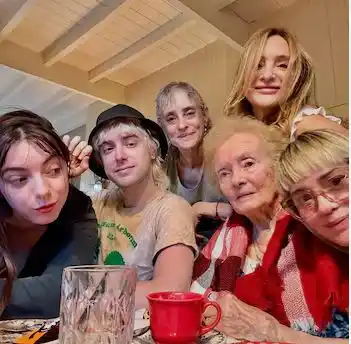 El tierno festejo de Benito Cerati para recibir sus 31 años rodeado por toda su familia