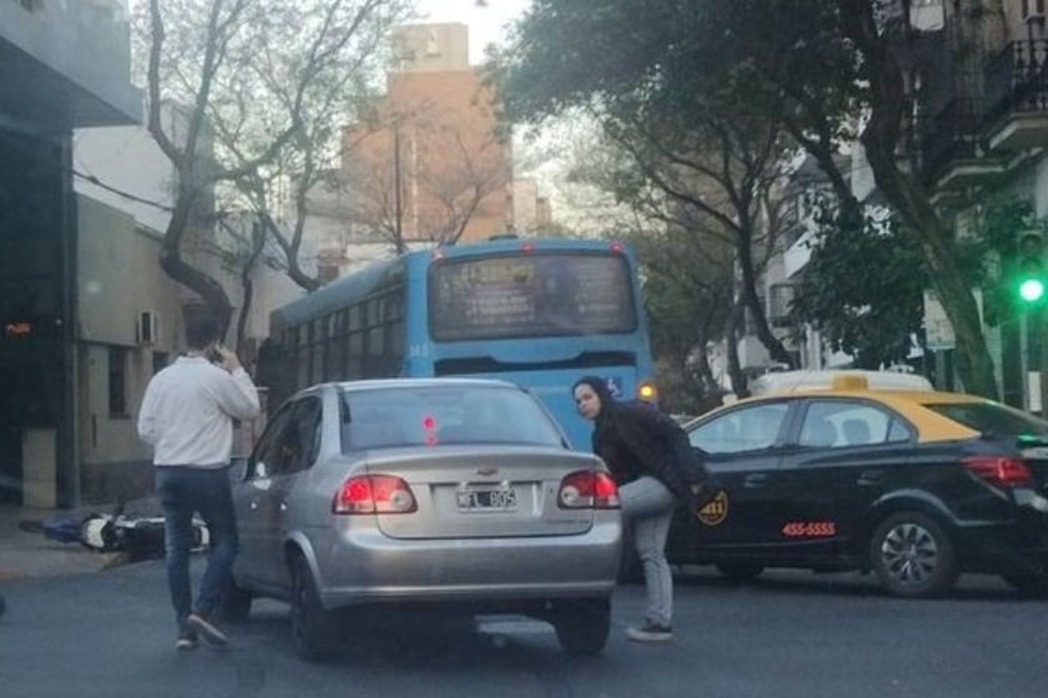 Fuerte choque en macrocentro entre una moto y un automóvil