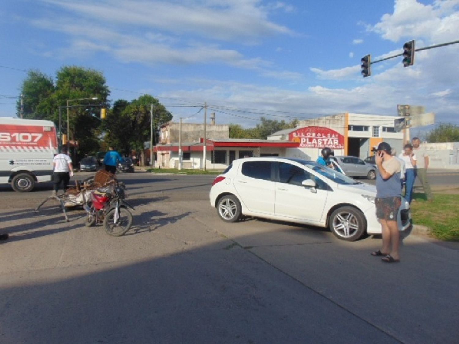 Accidente entre auto y moto en ruta 8 y Alvear