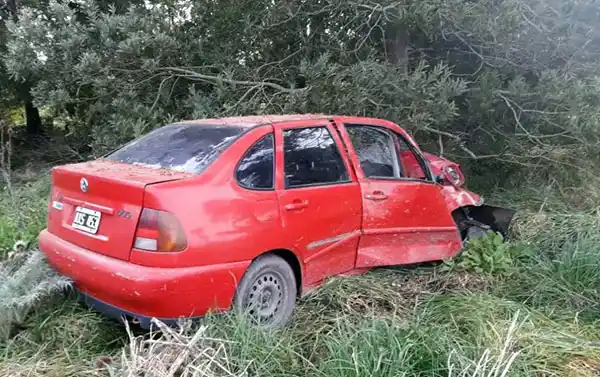 Una mujer falleció, luego de chocar su auto contra un árbol