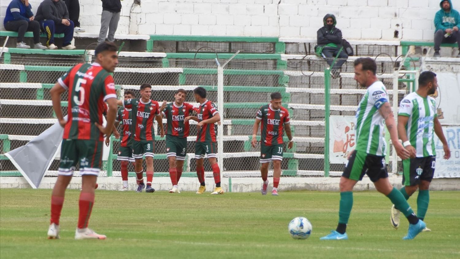 Todos abrazan a Iriberri que anotó de penal. (Foto: Diario Jornada)