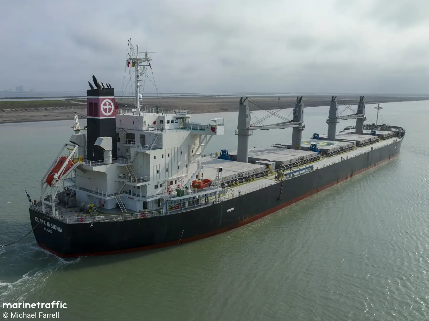 El Clara Insignia, con bandera de islas Marshsall. Foto: Michael Farrel / Marine Traffic.