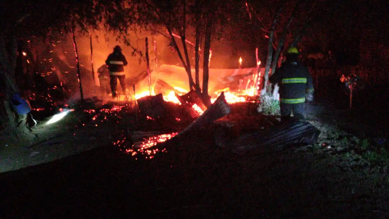 El fuego consumió una vivienda en plena madrugada