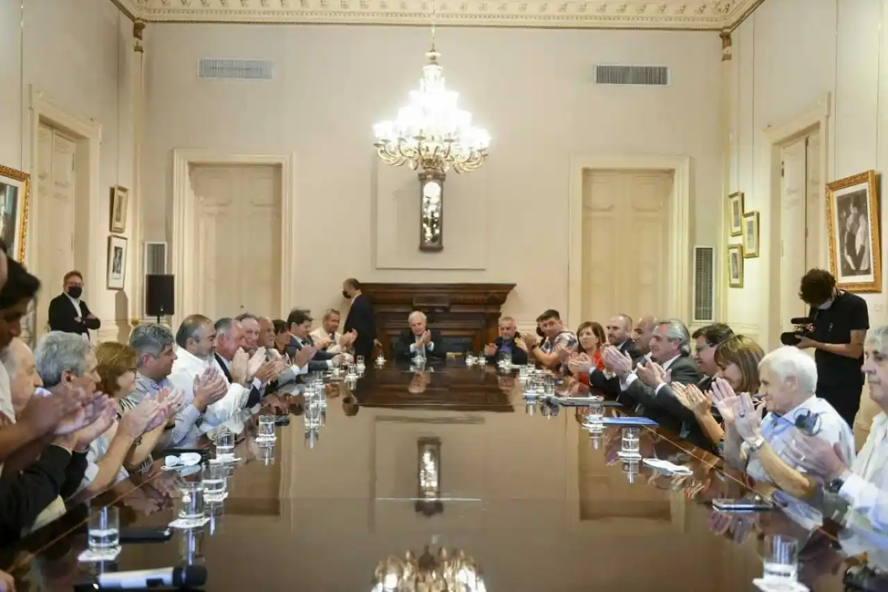 El Gobierno oficializó la suba del salario mínimo y de la prestación por desempleo