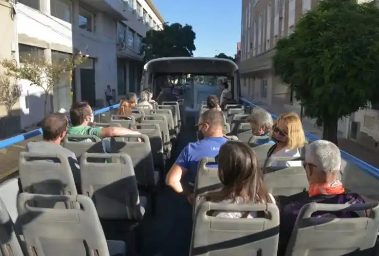 Un bus turístico sin techo comenzó a recorrer la ciudad