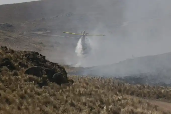 Contienen el 60 por ciento del incendio en Villa Giardino