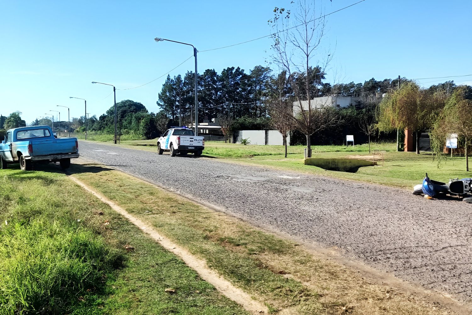 Llevaba de tiro la moto y lo chocó una camioneta