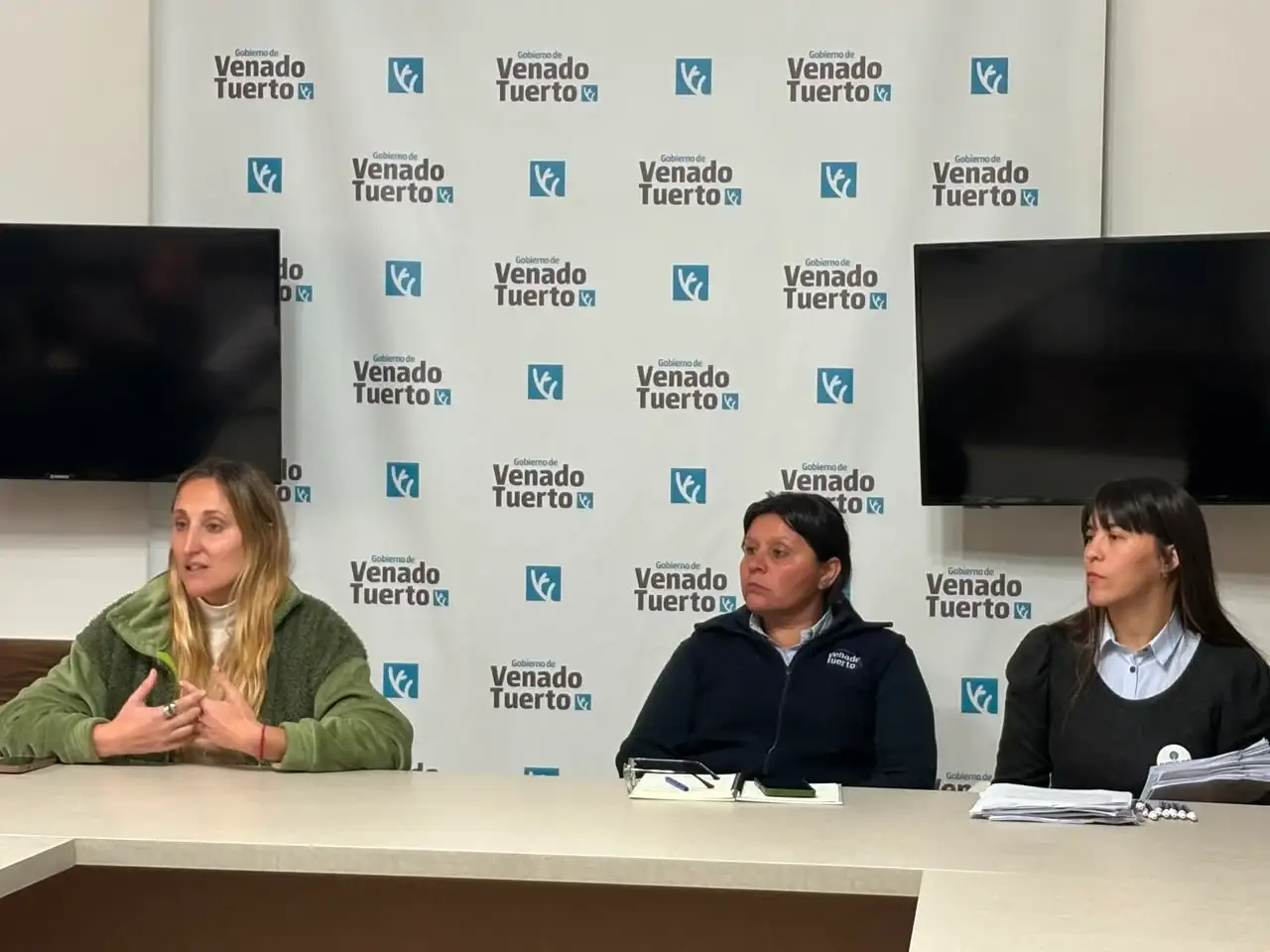 La directora de Emprendedurismo y Economía Social, Ariana González (izquierda), encabezó la actividad.