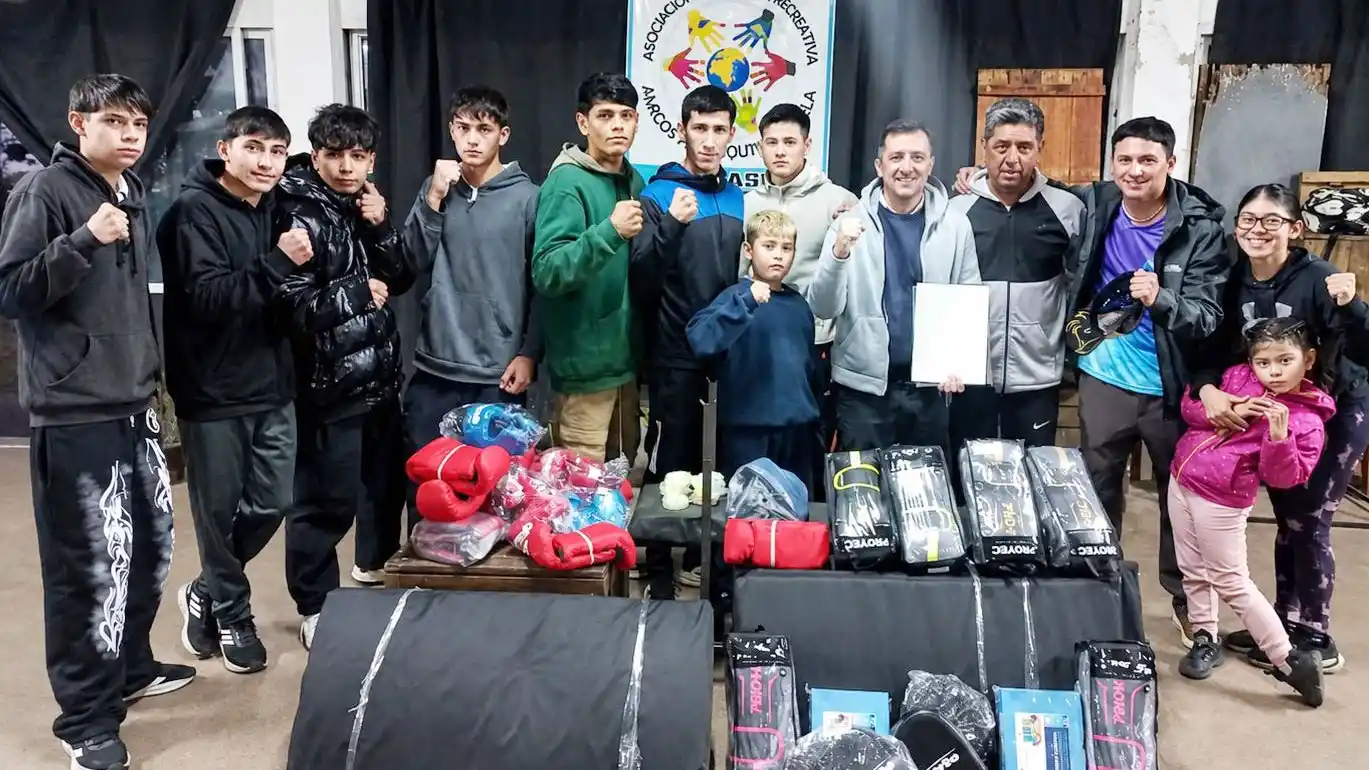 Entrega de elementos deportivos a un Gimnasio de Boxeo