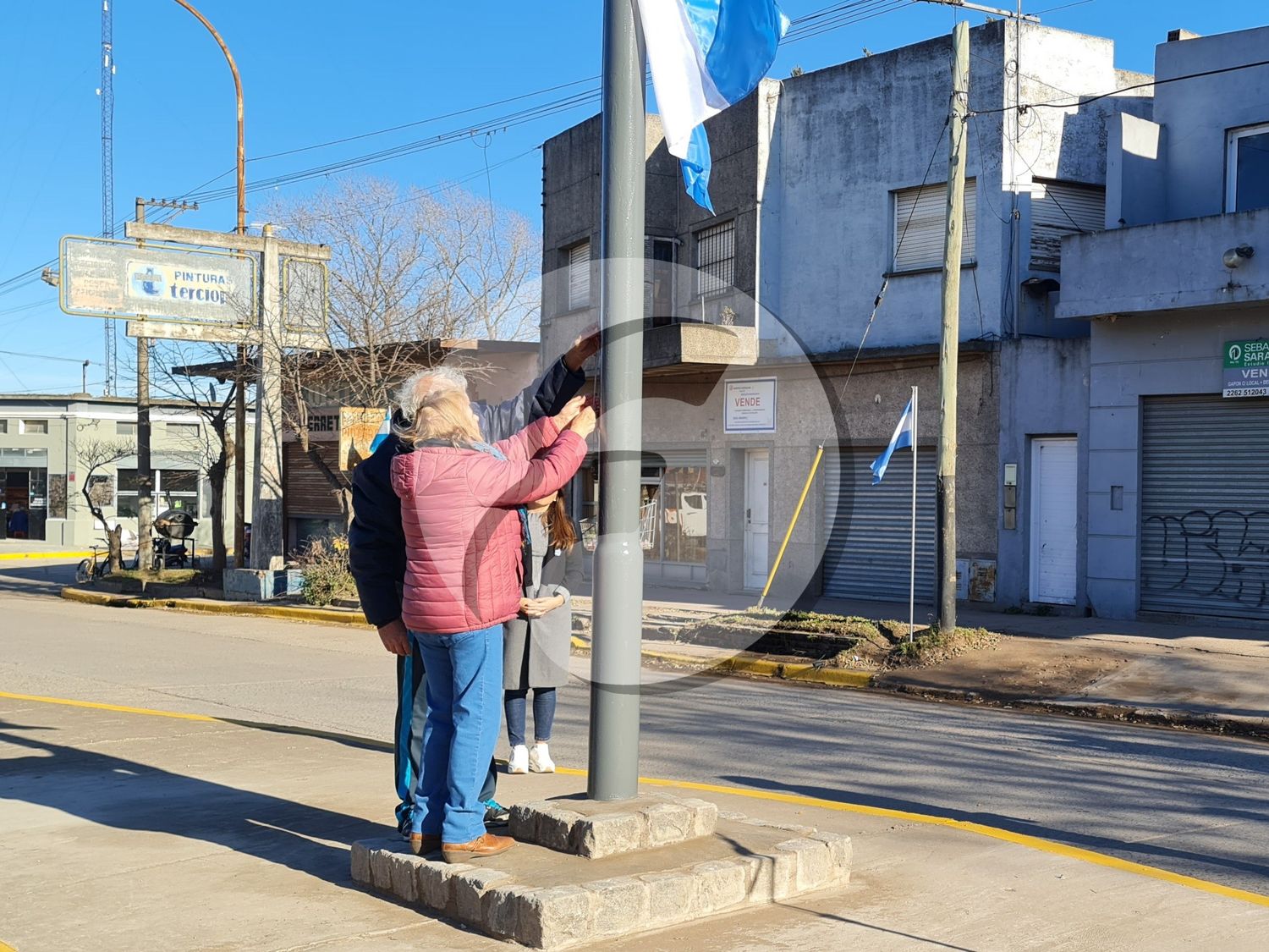Los vecinos y el municipio inauguraron un mástil, en Quequén, en el día de la bandera