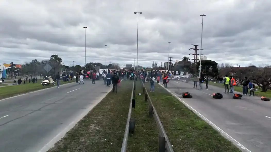 Con un corte en Tigre piden reapertura de mil escuelas cerradas desde la tragedia de Moreno