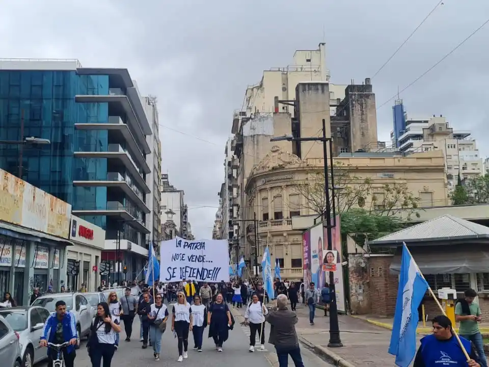 Paro general en Rosario: dispar acatamiento y una importante marcha en el centro de la ciudad