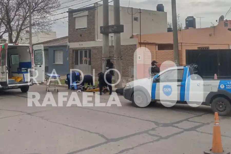 Accidente en pleno bo. 9 de Julio de la ciudad: una joven terminó hospitalizada