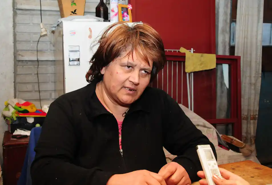 Una mujer que está casi ciega y postrada vive en condiciones precarias y necesita ayuda