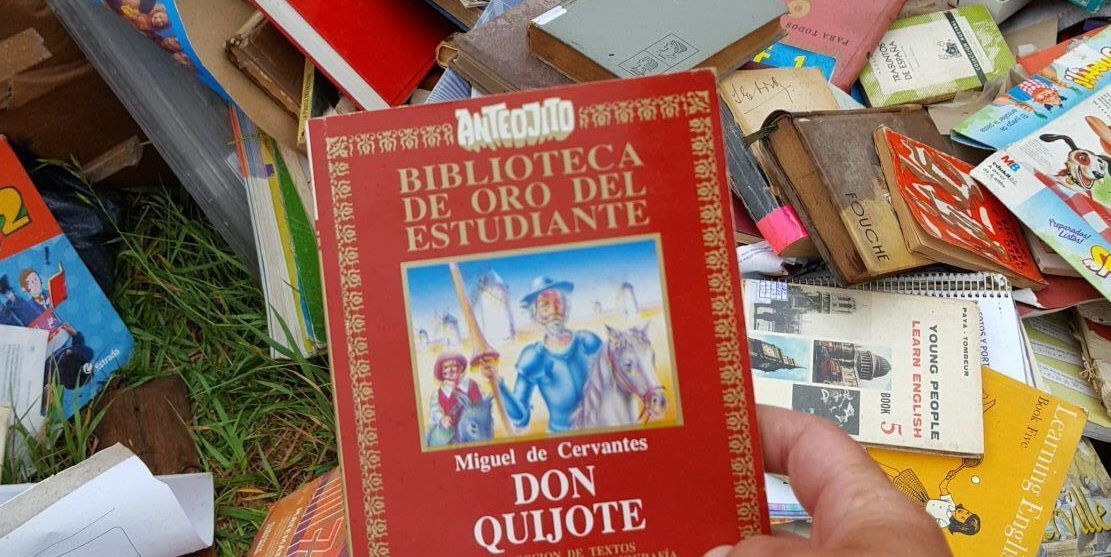 Funcionaria tiró libros de una biblioteca a la calle y analizan su salida