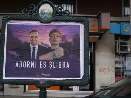 Aparecieron sobre la Avenida del Libertador, entre Plaza Italia y la Avenida 9 de Julio.
