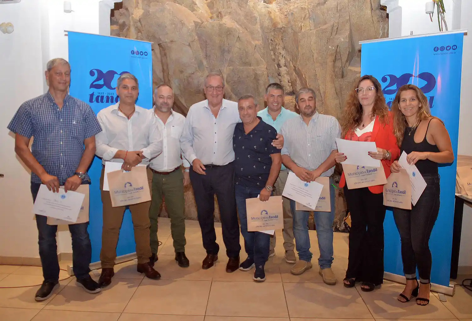 El intendente Miguel Lunghi encabezó el reconocimiento a los empresarios que donaron recursos para la obra del mástil.