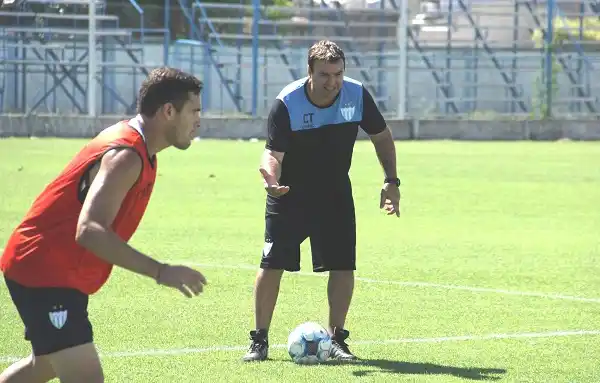 Javier Osella probó distintas variantes en el equipo titular