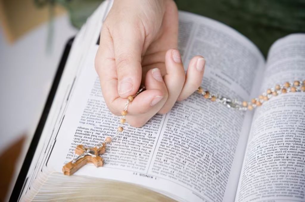 Insólito: colegios de Estados Unidos prohibiendo la Biblia por su contenido “pornográfico y violento”