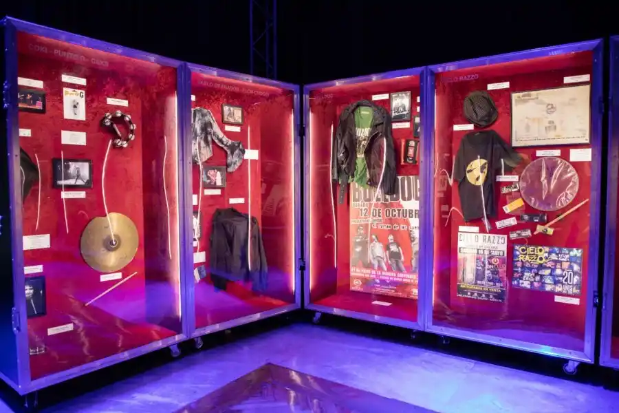 La muestra cuenta con 12 baúles organizados temáticamente por músicos y músicas, con contenido patrimonial en su mayoría original