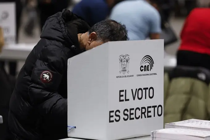 Así van los comicios: ecuatorianos eligen presidente bajo un clima de violencia y polarización