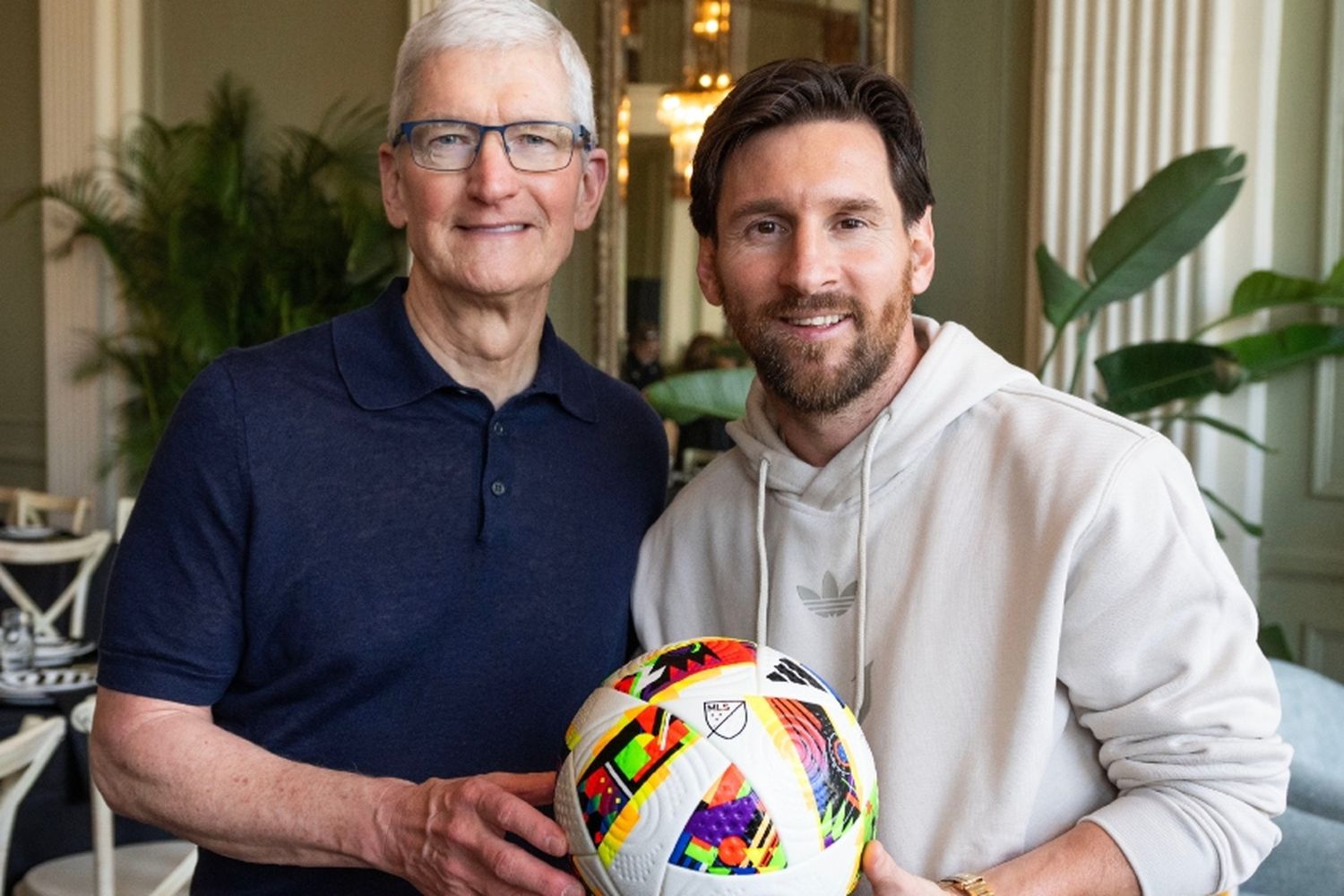 Messi se sacó una foto con el CEO de Apple para promocionar la vuelta de la MLS