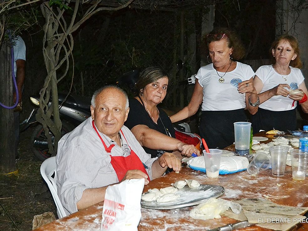"Sengo" Kablan junto a un grupo de colaboradoras.