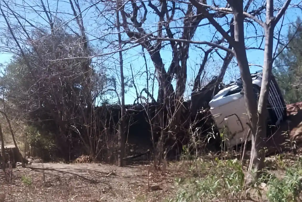Así quedó el camión arenero que volcó en el Bajo Tala.