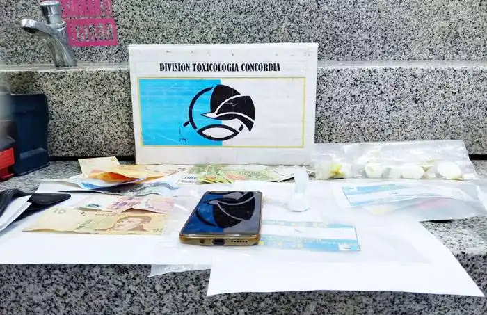 Dos detenidos en una transacción de drogas en el baño de una estación de servicios