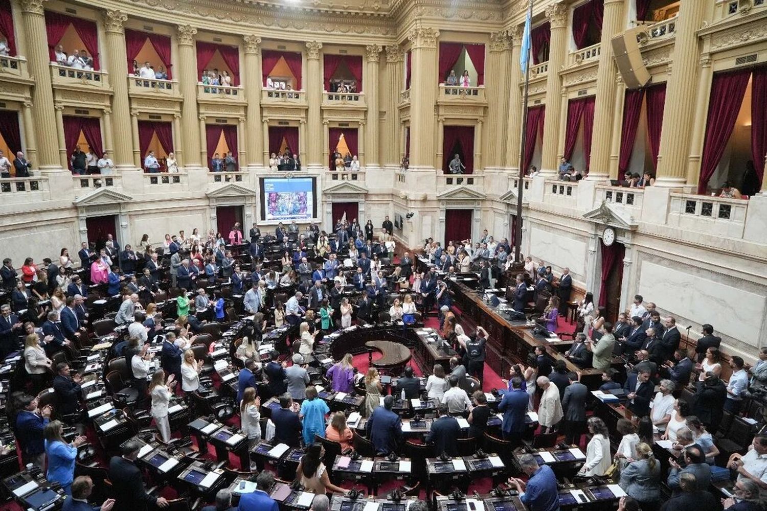 En una tensa sesión que se extendió por más de 10 horas, los diputados decidieron pasar a un cuarto intermedio hasta este jueves a las 12