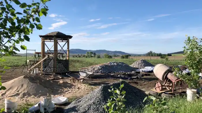 Avanzó la construcción sustentable del Aula Nave en el espacio de El Arraigo