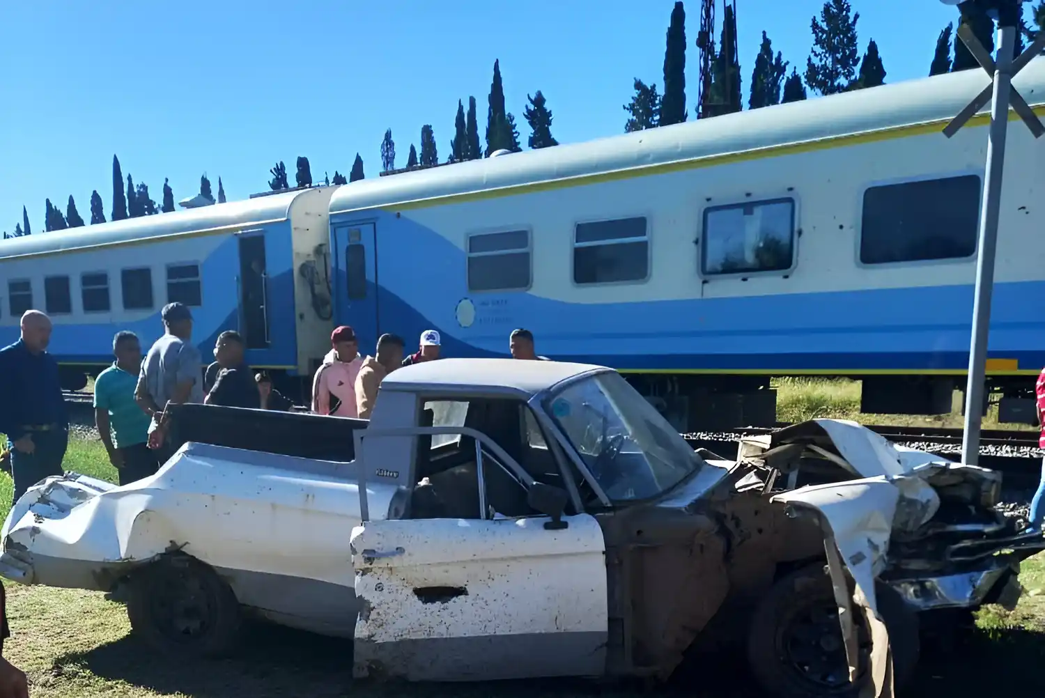 Así quedó la Ford Ranchero tras embestir al tren.