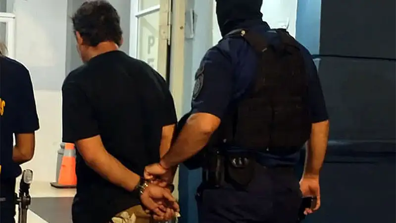 Detuvieron a un sujeto acusado de asaltar una casa tras apuntarle a una menor