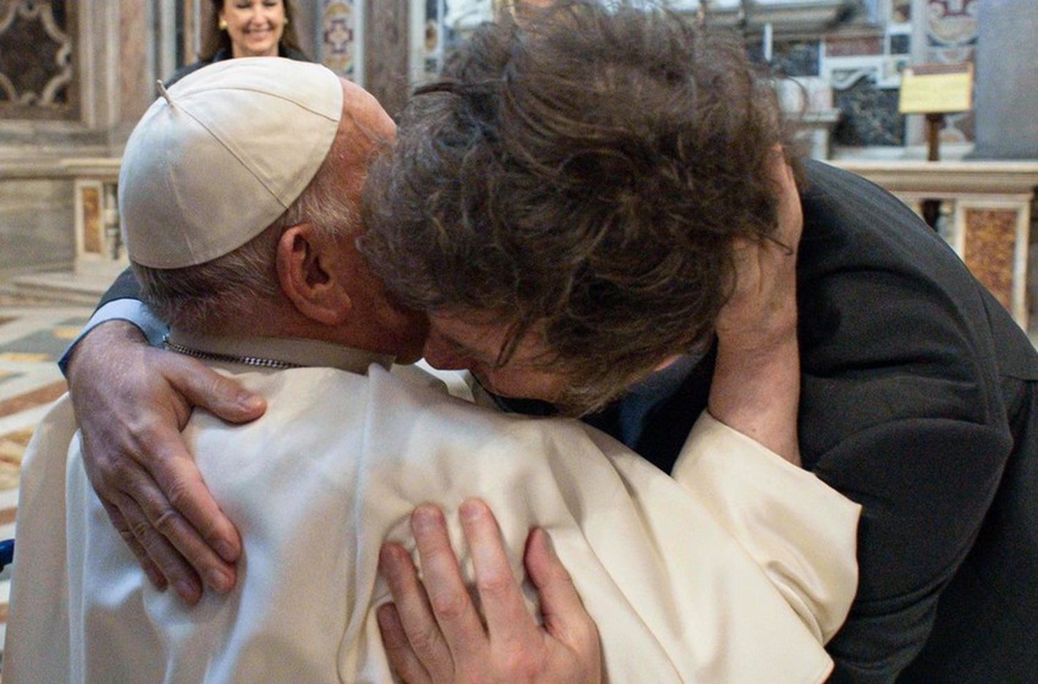 Milei y el Papa Francisco se saludaron con un abrazo durante la canonización de Mama Antula