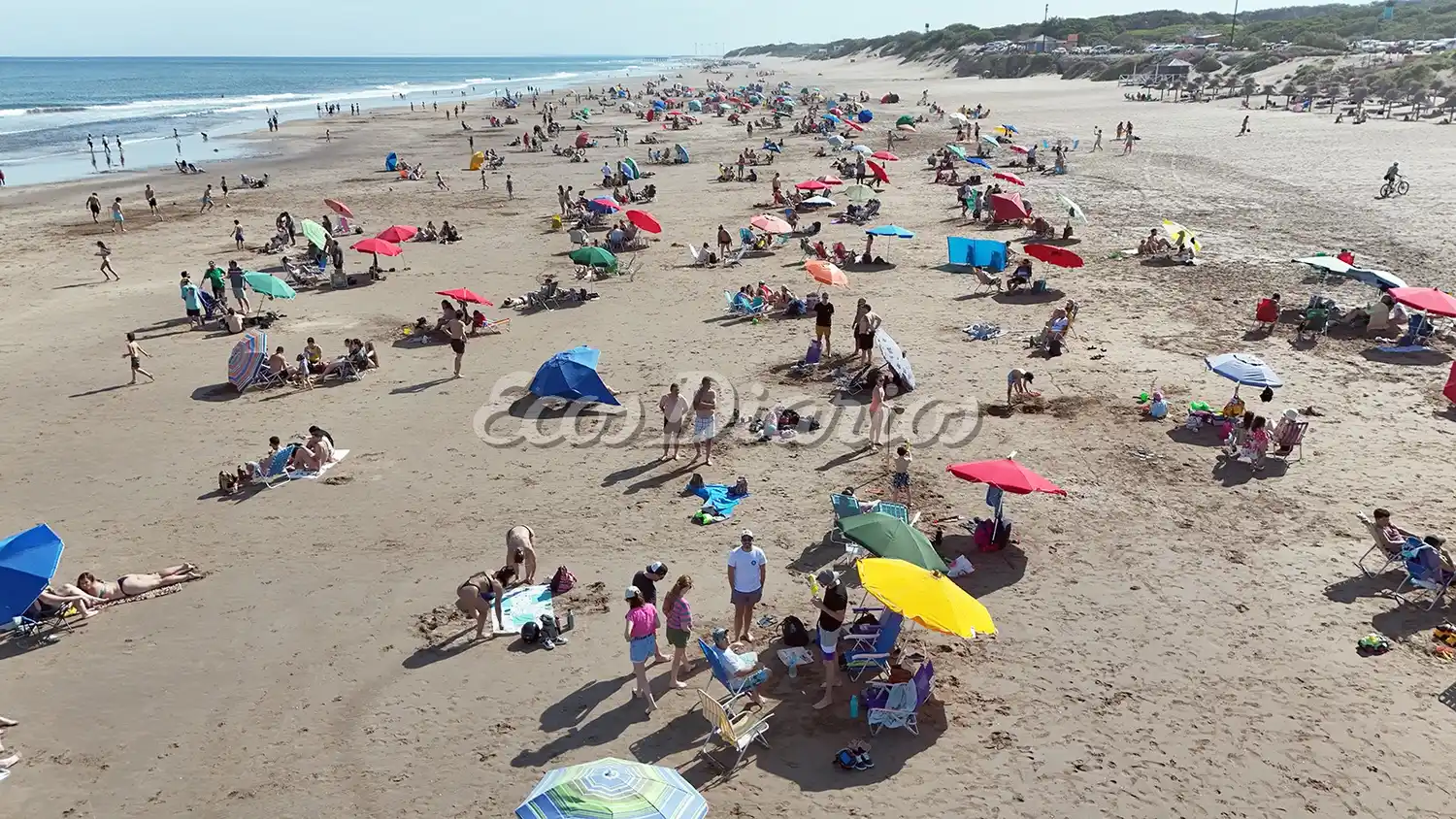 Desde temprano, la gente bajó a la arena con sombrillas y reposeras