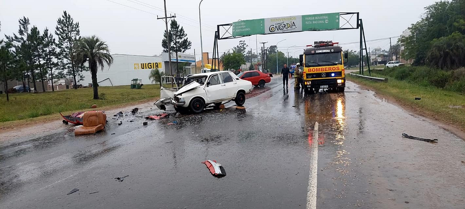 Rescataron a una mujer del interior de un vehículo en un choque frontal