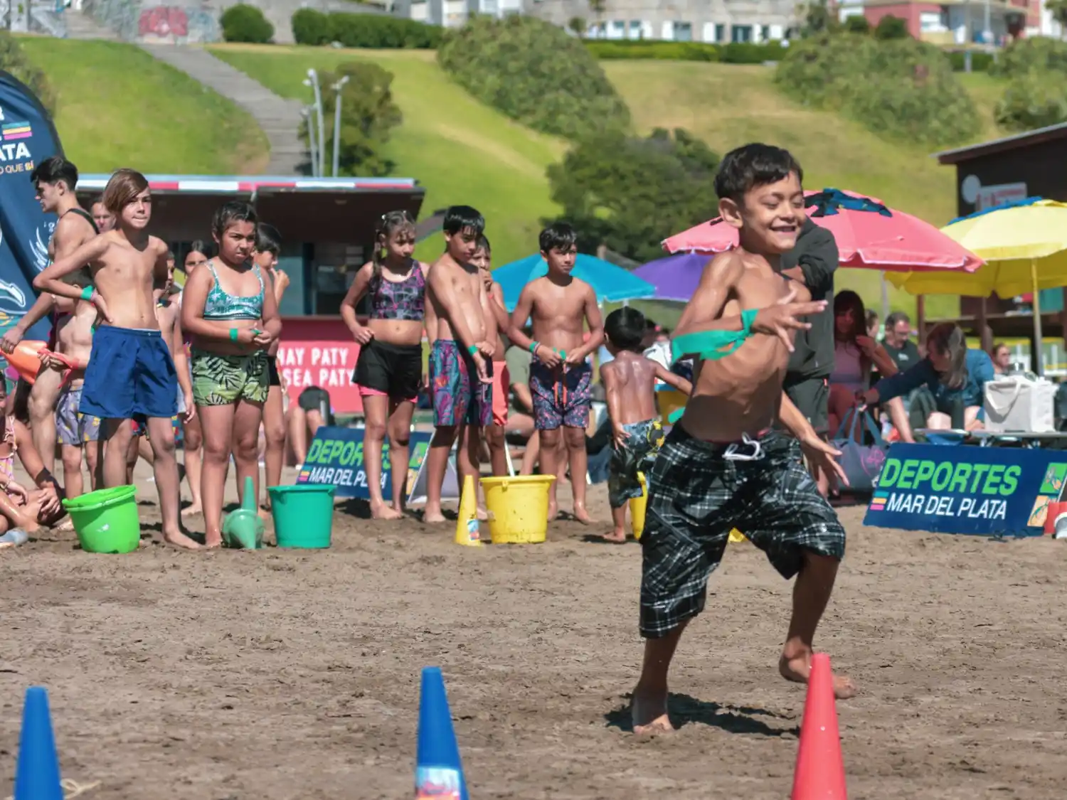 En cada jornada desarrollada en la Playa Deportiva Varese se llevaron adelante propuestas recreativas y juegos acuáticos, siempre con el acompañamiento de profesores, guardavidas y personal del área de Niñez, generando un espacio seguro donde los participantes pudieron disfrutar del verano, aprender y compartir junto a sus pares.