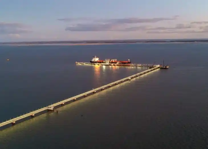 Vaca Muerta ya exporta crudo desde Puerto Rosales: zarpó el primer buque Suezmax con destino a EE.UU